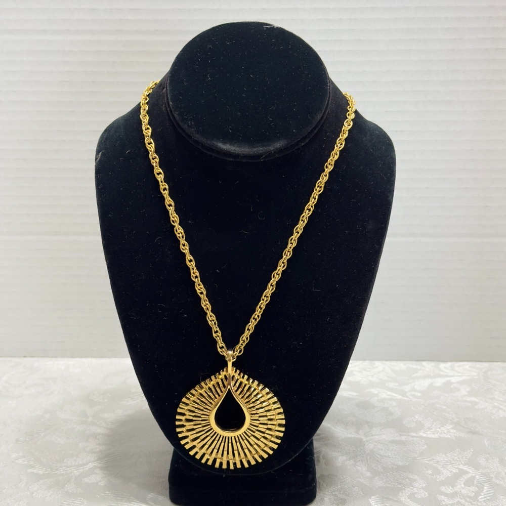 Trifari Necklace Pendant Vtg Brushed Gold Tone Peacock Fan Rope Chain 28" - Picture 9 of 13